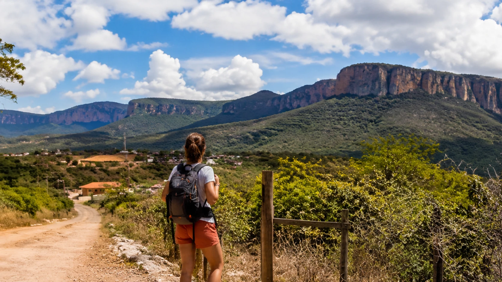 Caminhante em paisagem serrana próxima à Vila de São Jorge