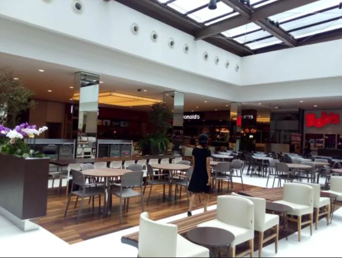 Praça de alimentação do Shopping Flamboyant em Goiânia