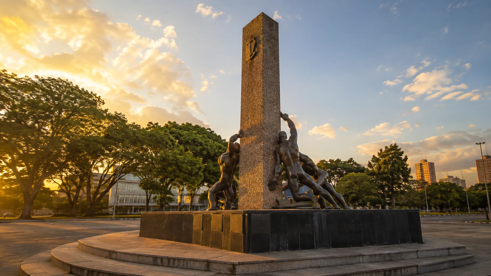 Capa de Praça Cívica e Monumento às Três Raças