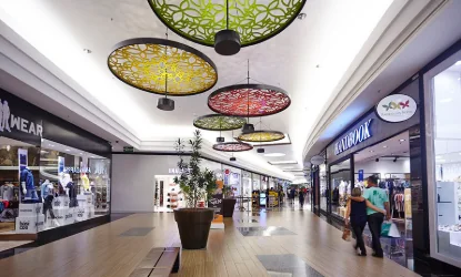 Corredor de lojas do Passeio das Águas Shopping em Goiânia