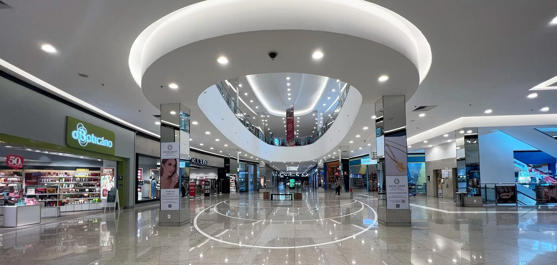 Área de lojas do Shopping Cerrado em Goiânia