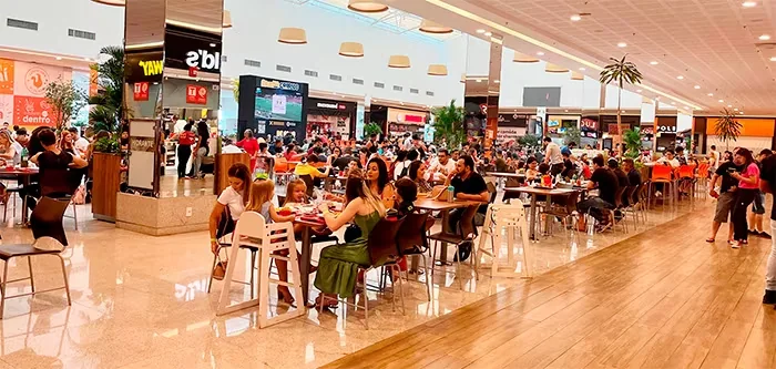 Praça de alimentação do Shopping Cerrado