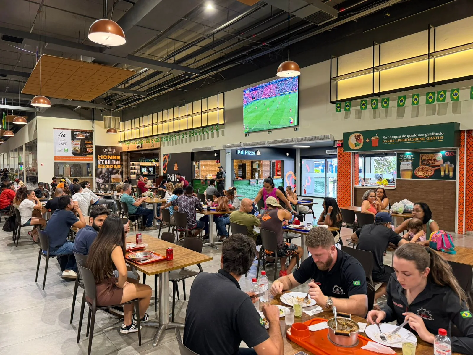 Praça de alimentação do Shopping Estação Goiânia