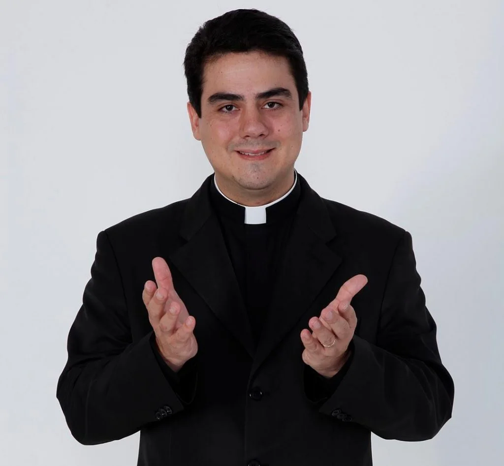 Arte editorial WikiGoiás — Padre Robson de Oliveira