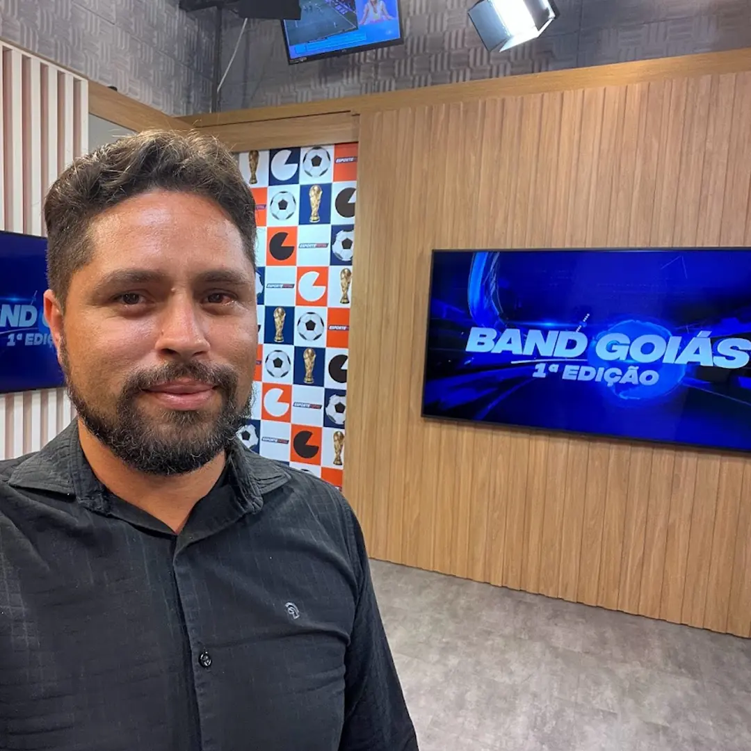 Walace Graça em estúdio de televisão em Goiás
