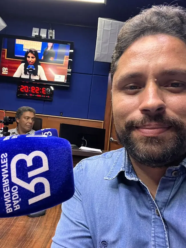 Walace Graça em estúdio da Rádio Bandeirantes
