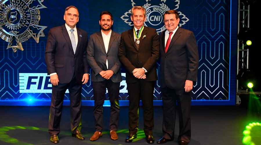 Zé Garrote recebendo a Medalha da Ordem do Mérito Industrial